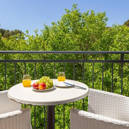 Providenca - Beachfront Apartment Makarska